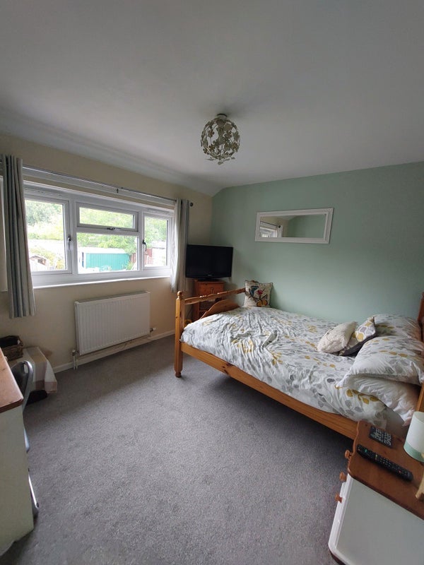 Room Wavell Avenue in Poole