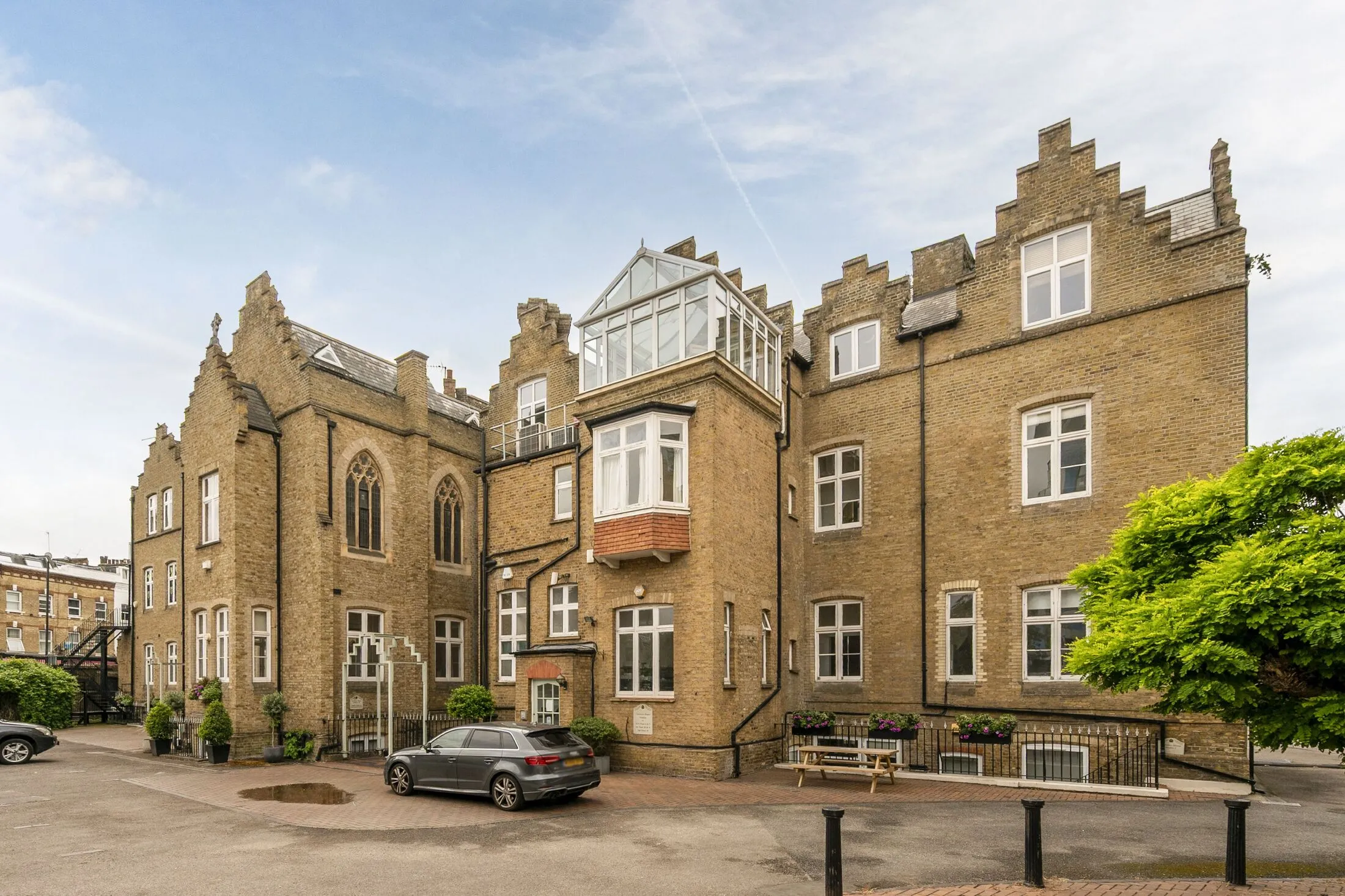 Flat Battersea Park Road in Greater London
