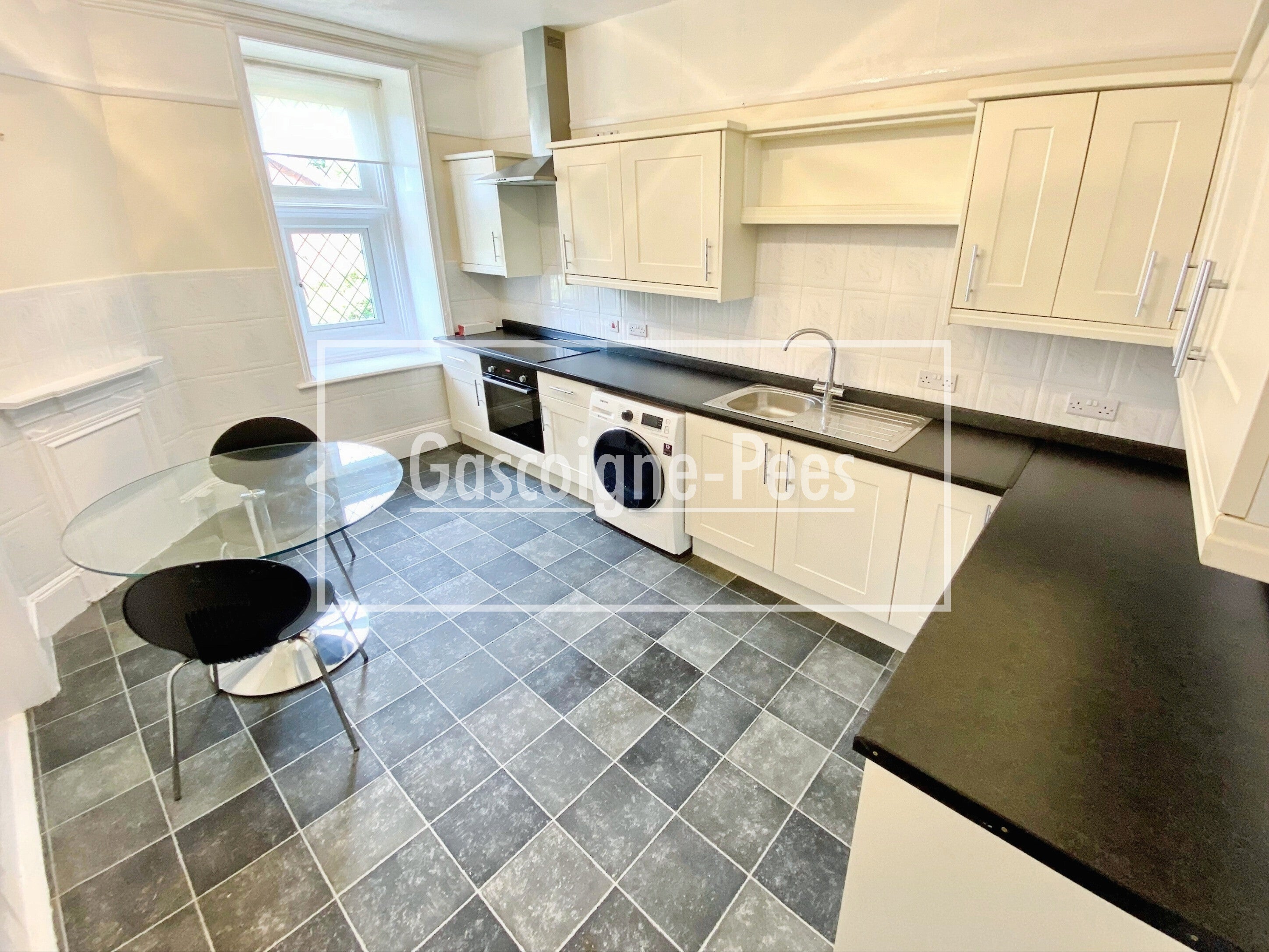 Flat Station View in Guildford