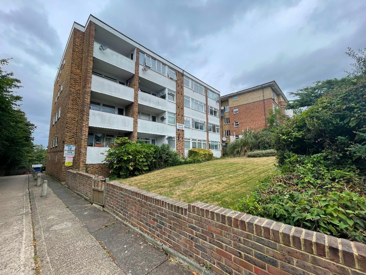 Flat Grange Road in Greater London