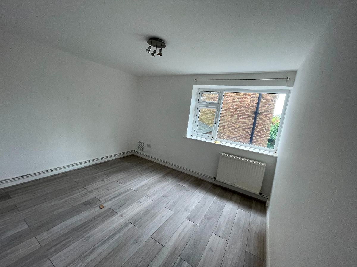 Flat Grange Road in Greater London
