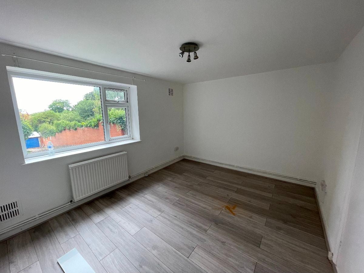 Flat Grange Road in Greater London