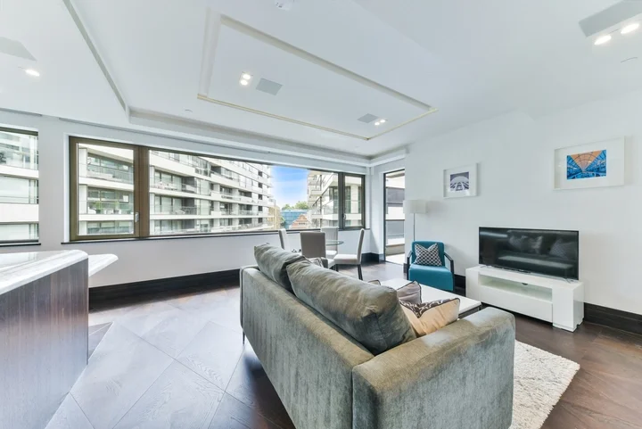 Flat Earls Way in Greater London