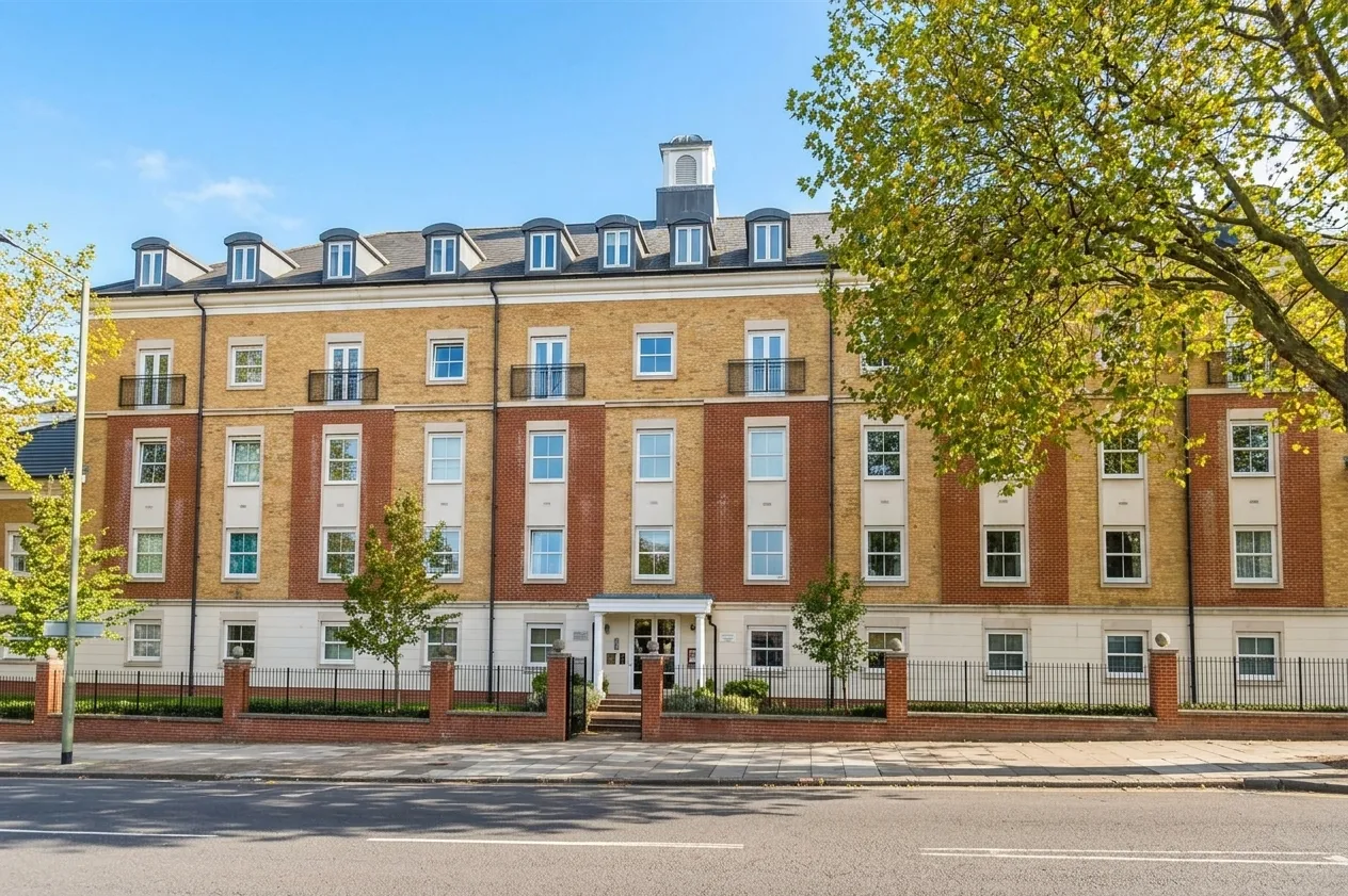 Flat Crowder Close in Greater London