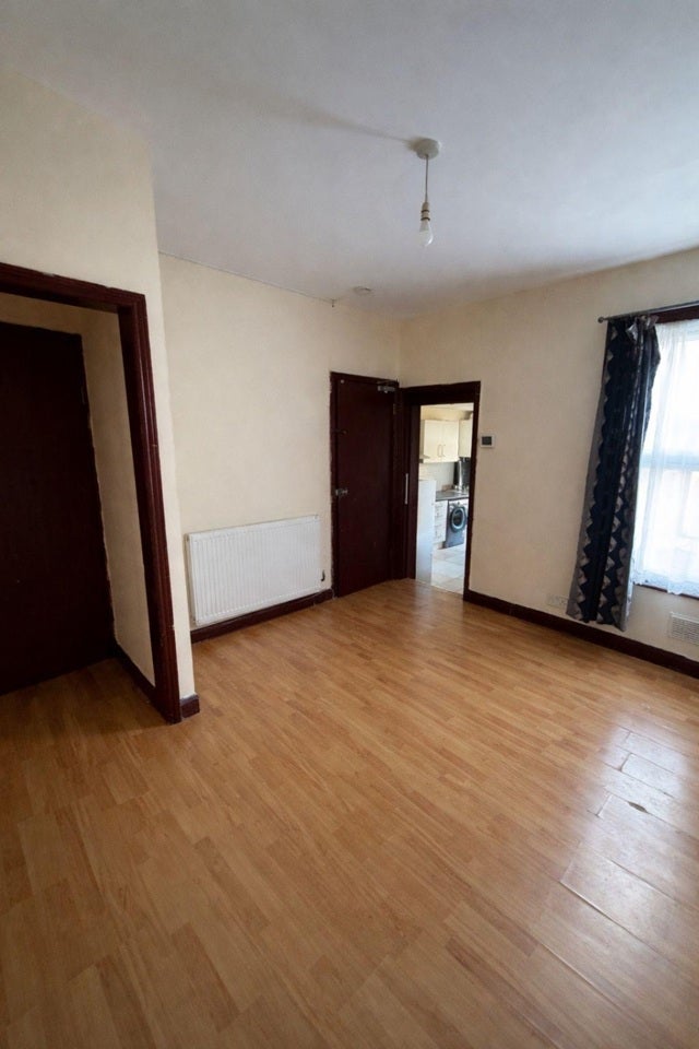 Flat Cameron Road in Greater London