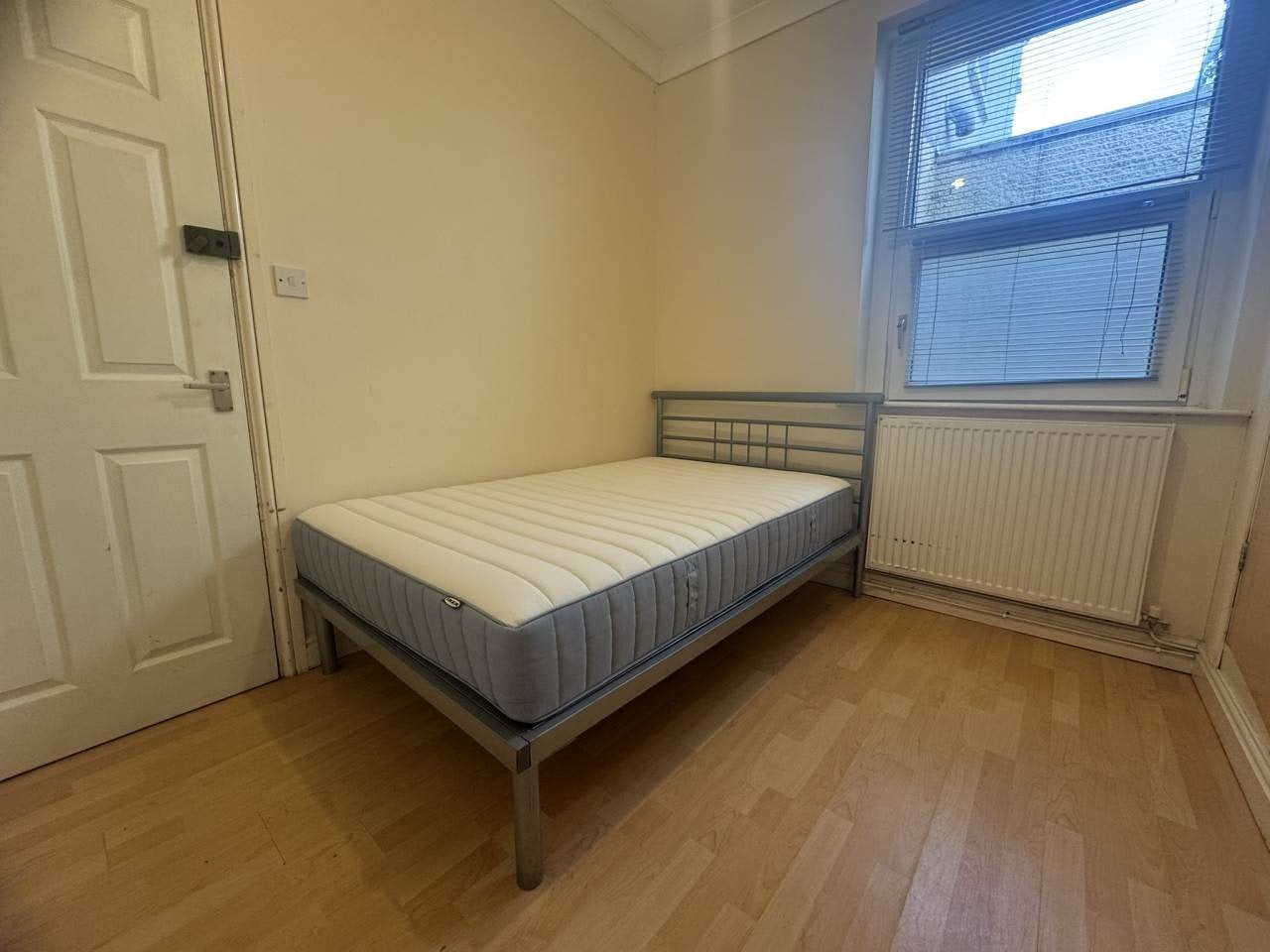 Room Bedford Street in Cardiff