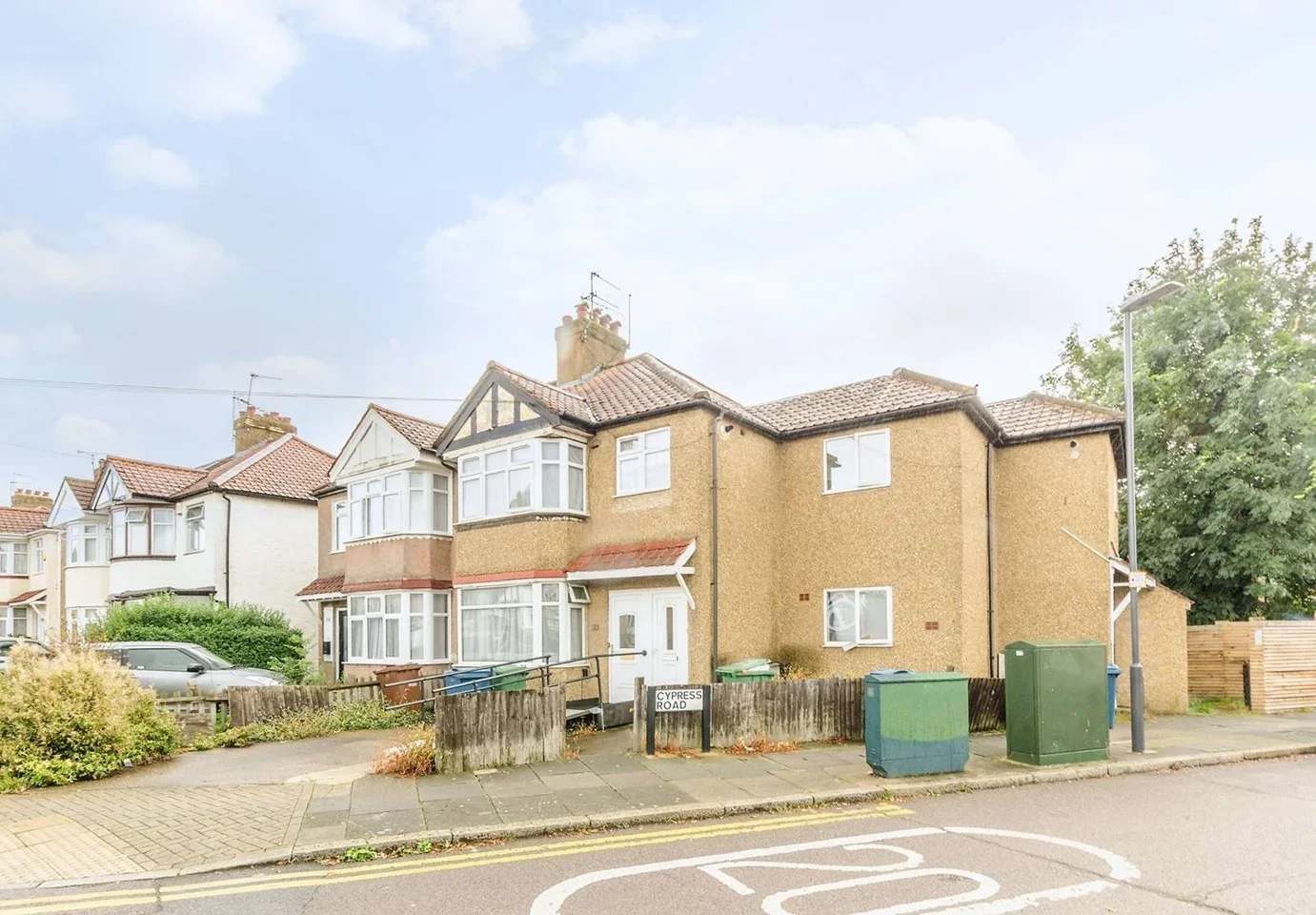 Flat Weald Lane in Greater London