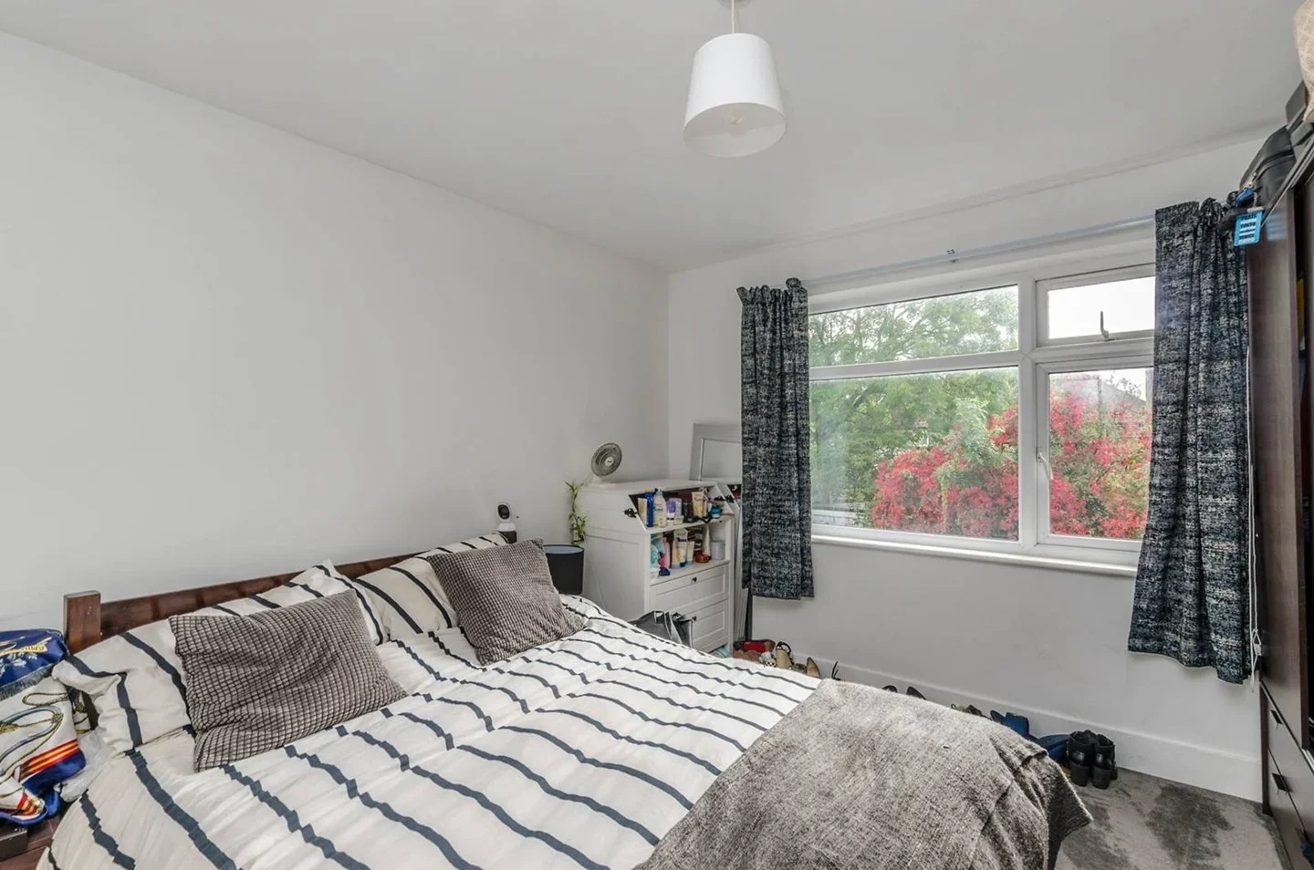 Flat Weald Lane in Greater London