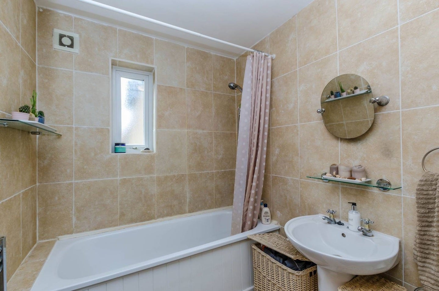Flat Weald Lane in Greater London