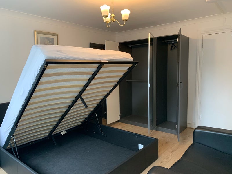 Flat Earlsferry Way in Greater London