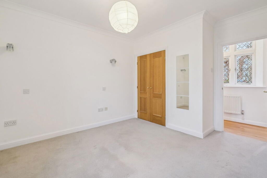 Flat Gilbert Scott Court in Amersham