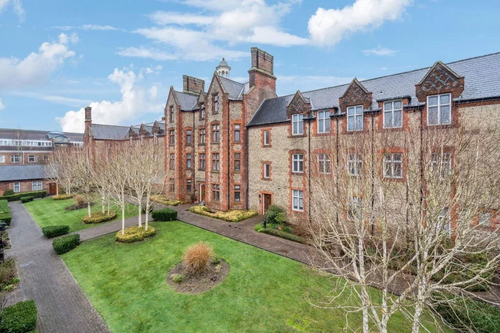 Flat Gilbert Scott Court in Amersham