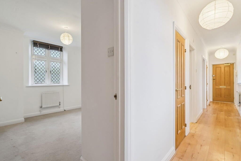 Flat Gilbert Scott Court in Amersham
