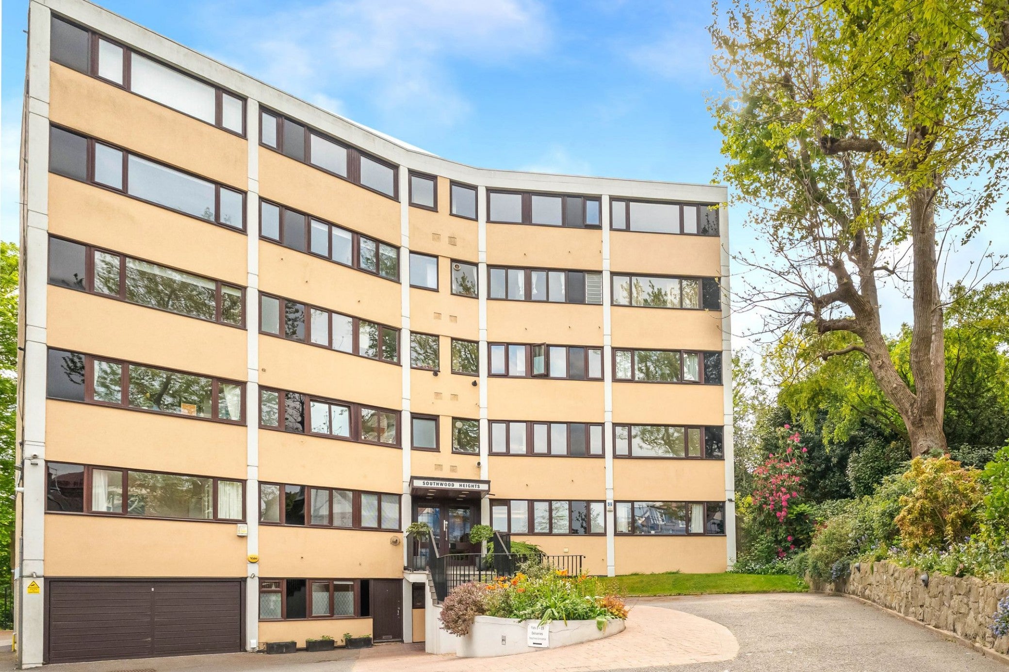 Flat Southwood Lawn Road in Greater London