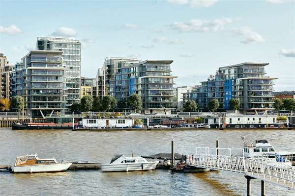 Flat Eastfields Avenue in Greater London