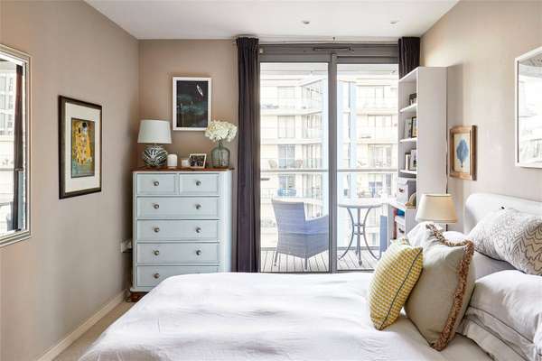 Flat Eastfields Avenue in Greater London