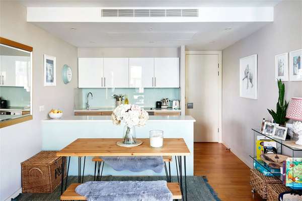 Flat Eastfields Avenue in Greater London