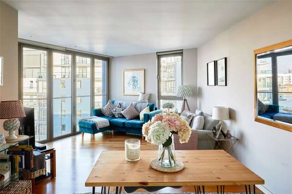 Flat Eastfields Avenue in Greater London