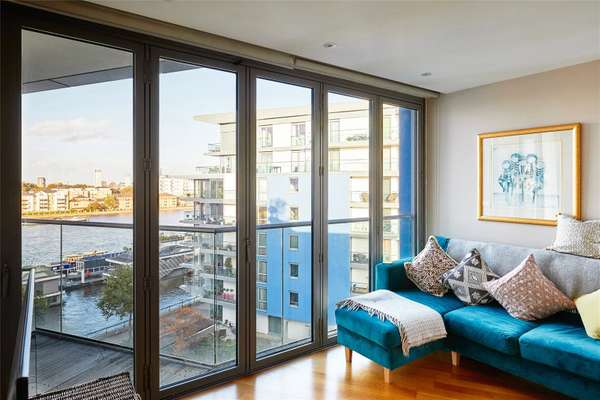 Flat Eastfields Avenue in Greater London