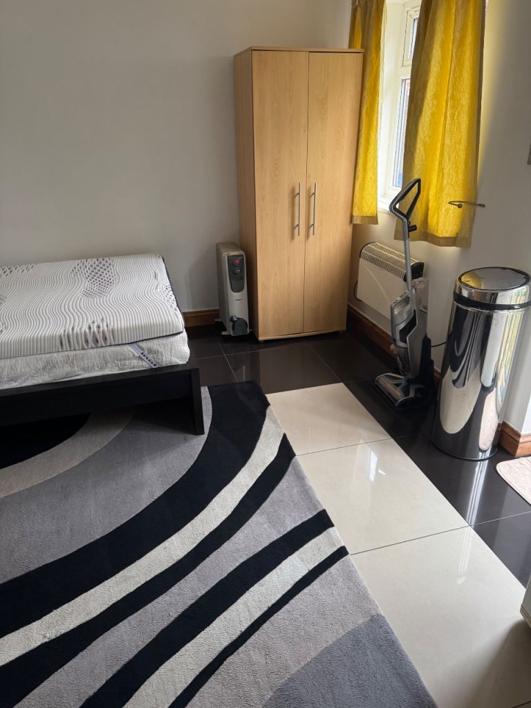 Flat Chaplin Road in Greater London
