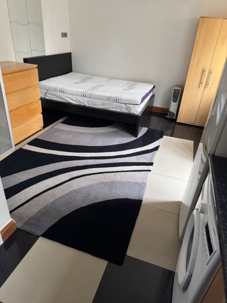 Flat Chaplin Road in Greater London