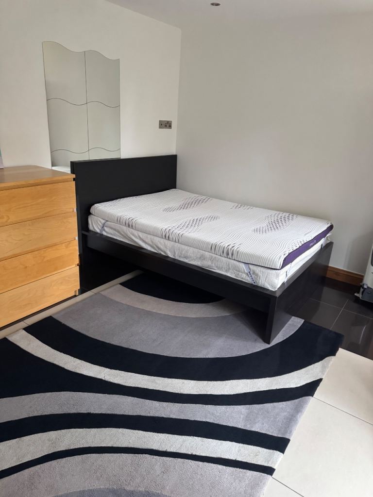 Flat Chaplin Road in Greater London