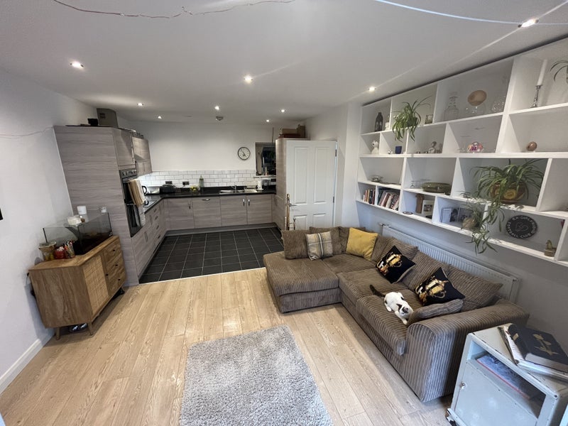 Room Thornbury Way in Greater London