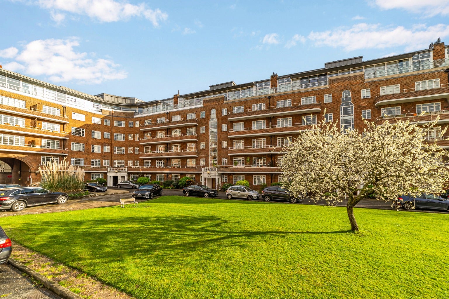 Flat Gliddon Road in Greater London