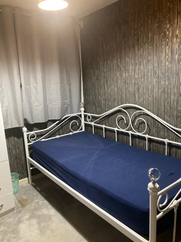Room Cotswold Close in Slough