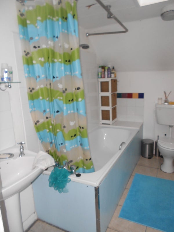 Room Kingdon Road in Greater London