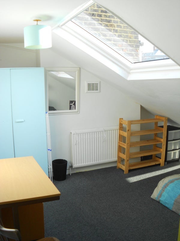 Room Kingdon Road in Greater London
