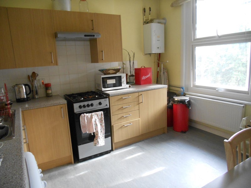 Room Kingdon Road in Greater London
