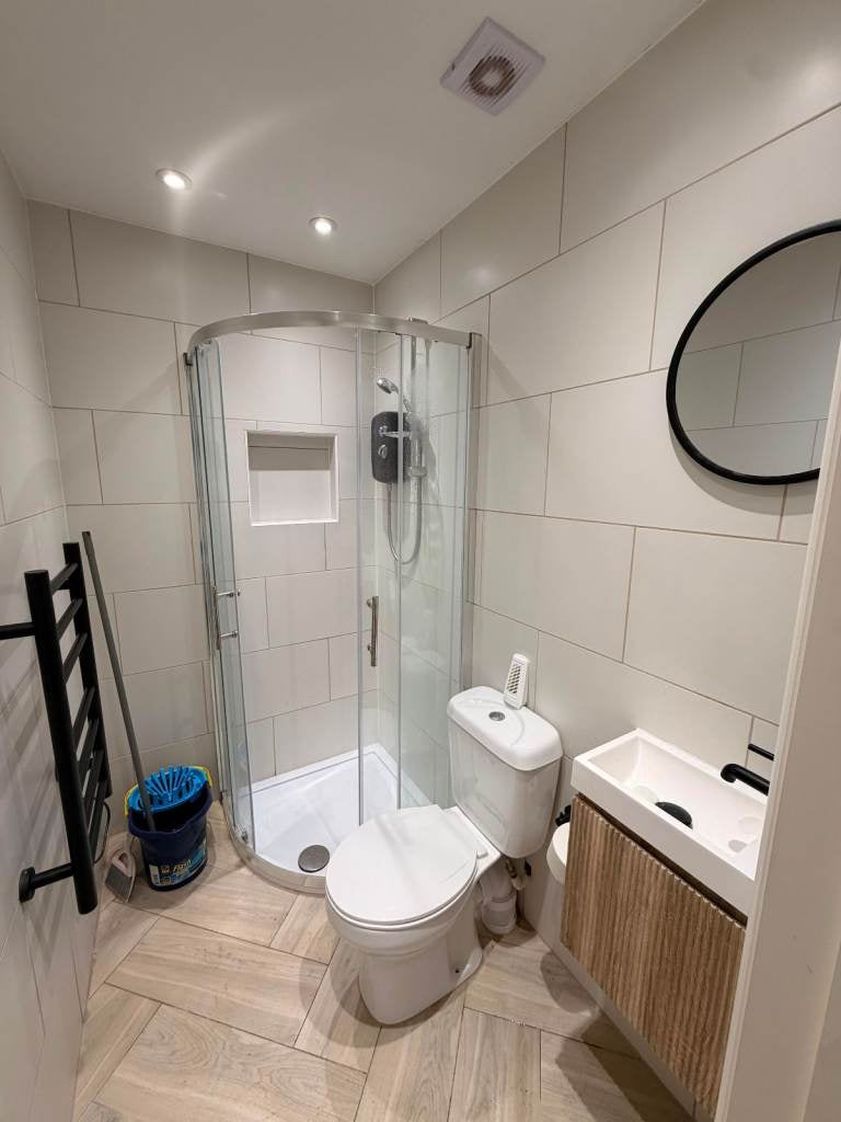 Flat Mitcham Road in Greater London