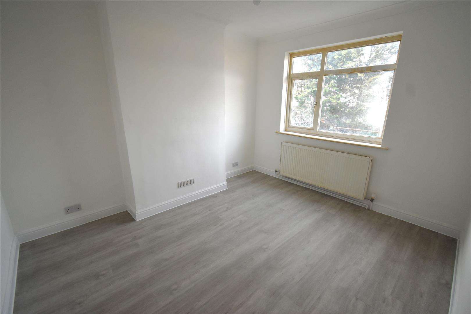 House Alan Close in Dartford