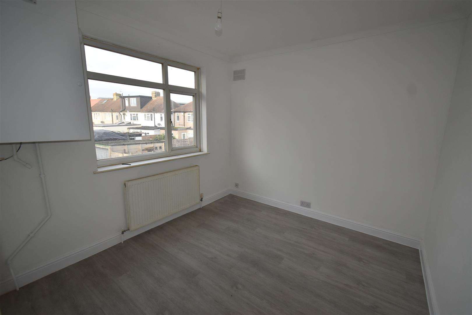 House Alan Close in Dartford