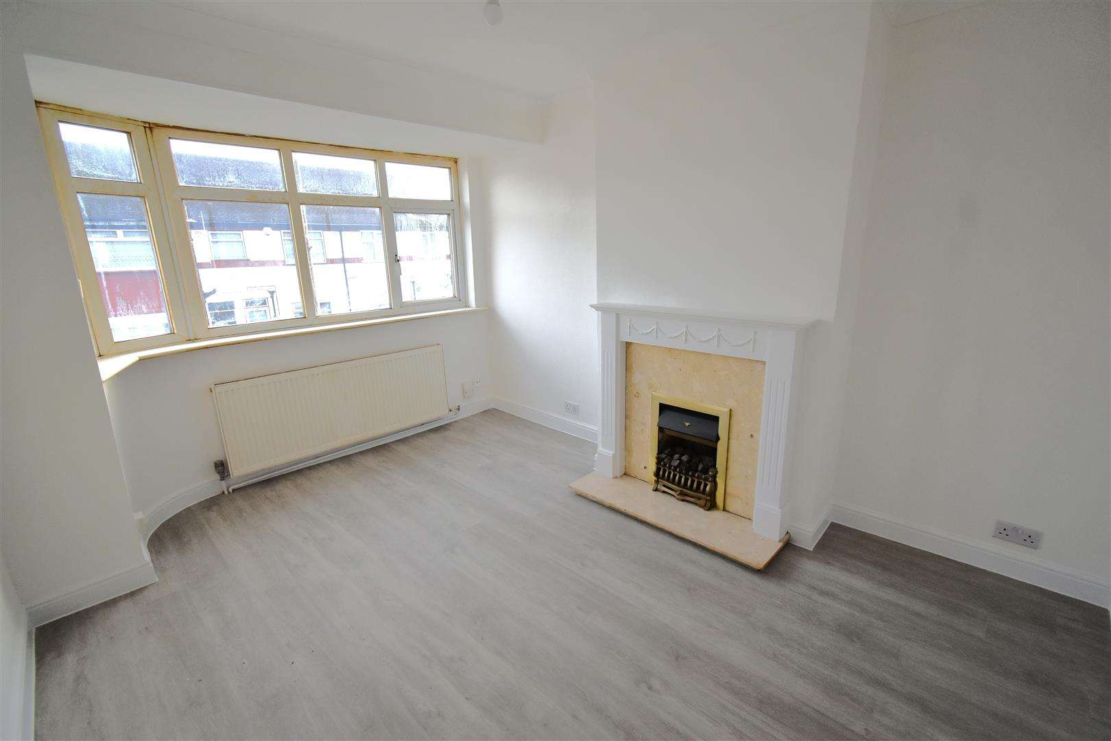 House Alan Close in Dartford