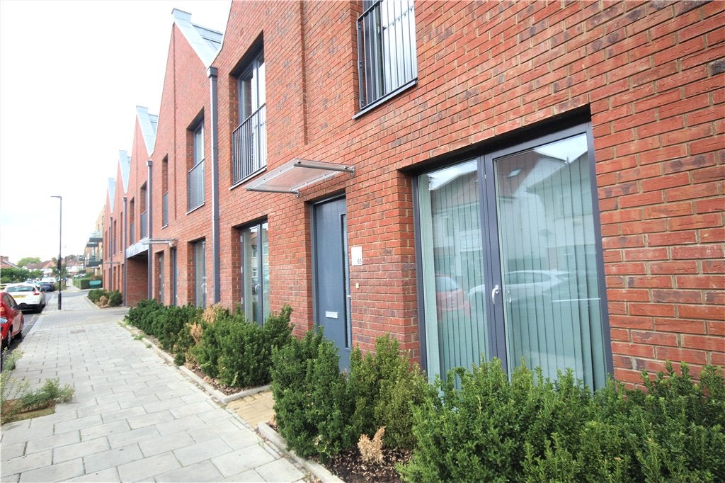 Flat Blairderry Road in Greater London