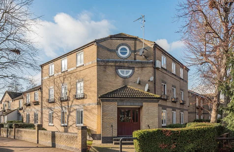 Flat Timber Pond Road in Greater London
