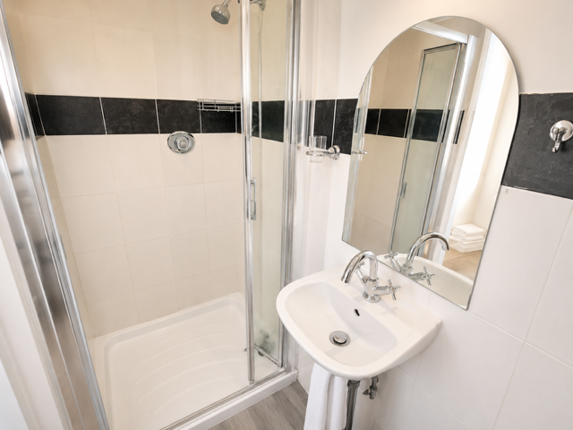 Room Heaton Road in Newcastle upon Tyne