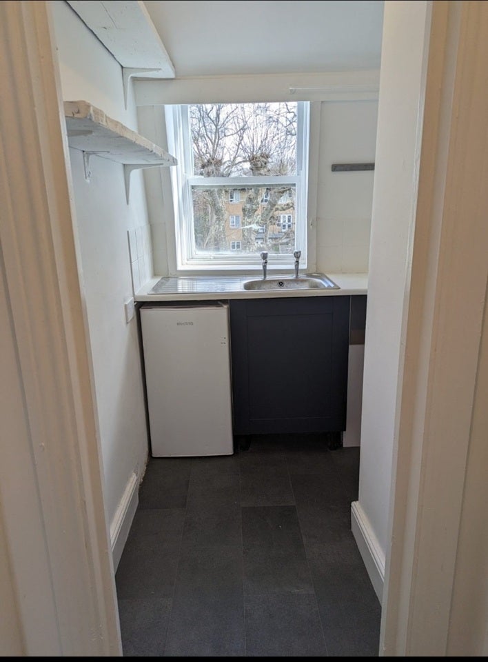 Flat Lauriston Road in Greater London