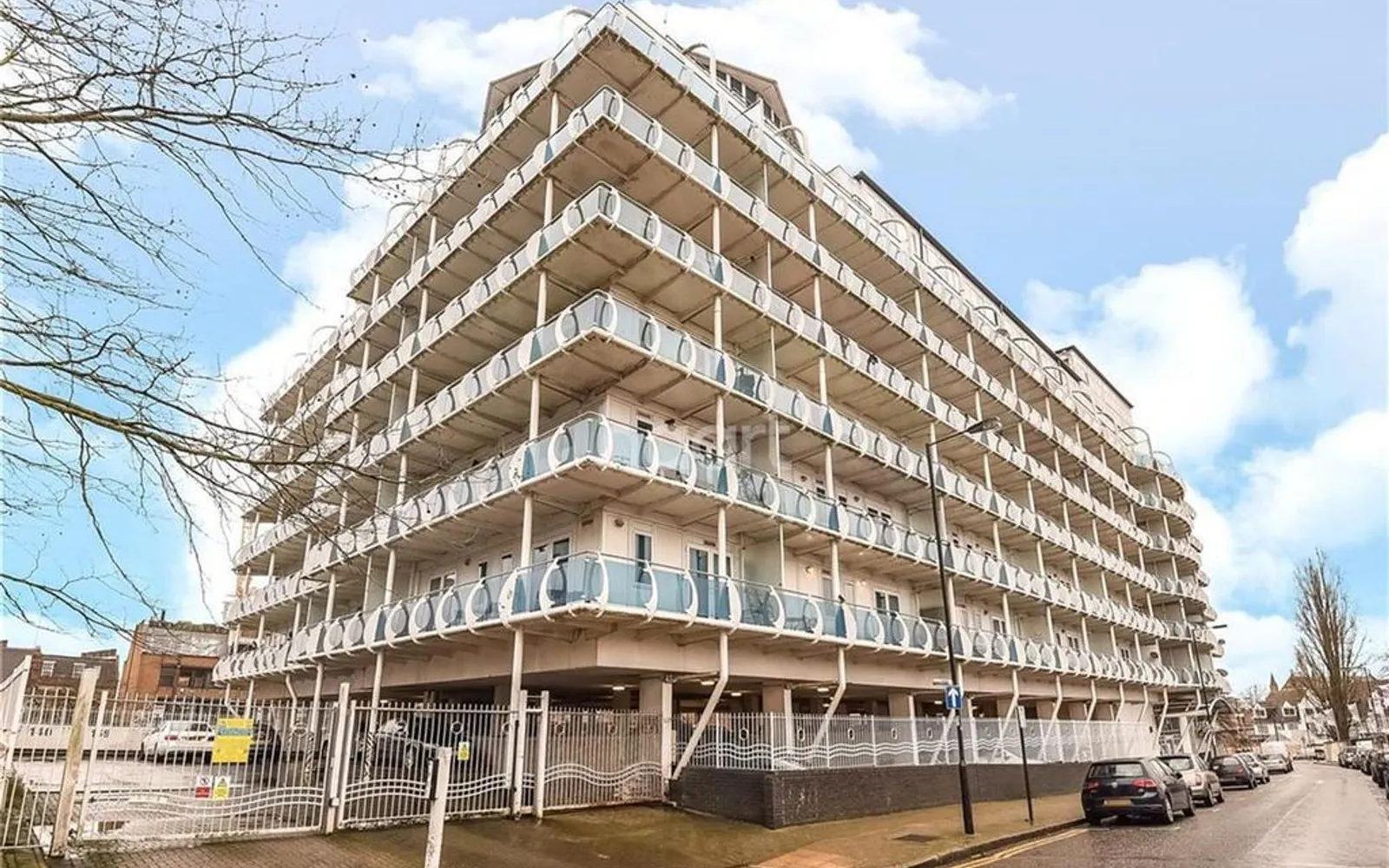 Flat Lyon Road in Greater London