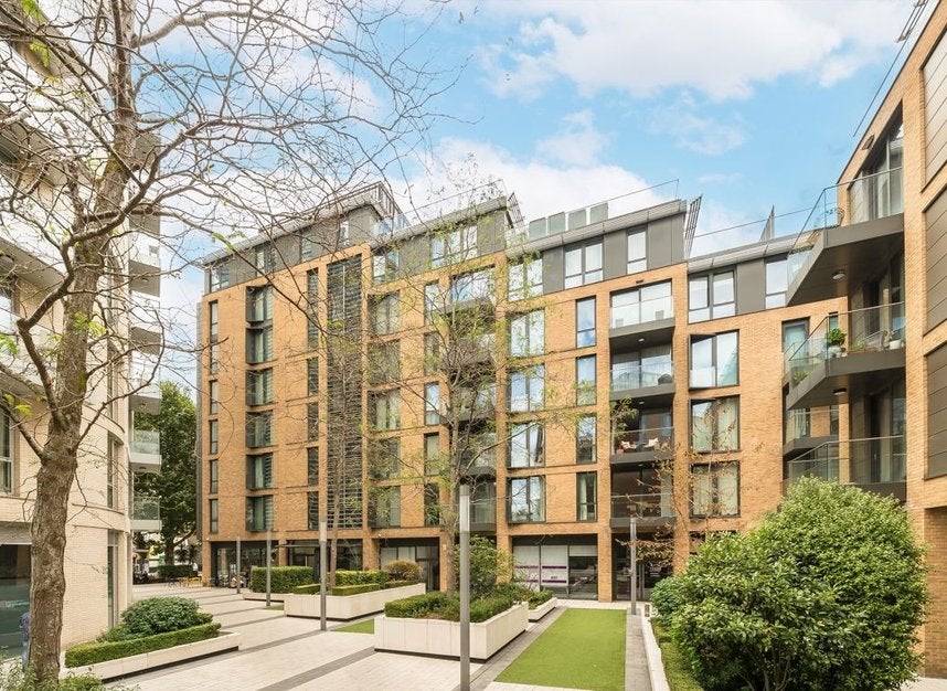 Flat Plaza Gardens in Greater London