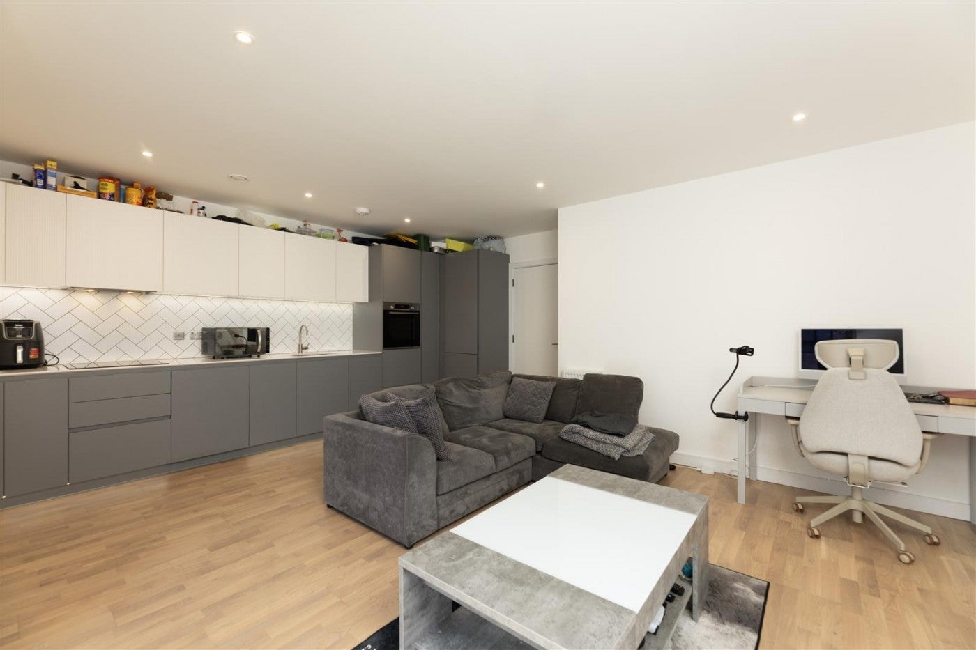 Flat Cedrus Avenue in Greater London