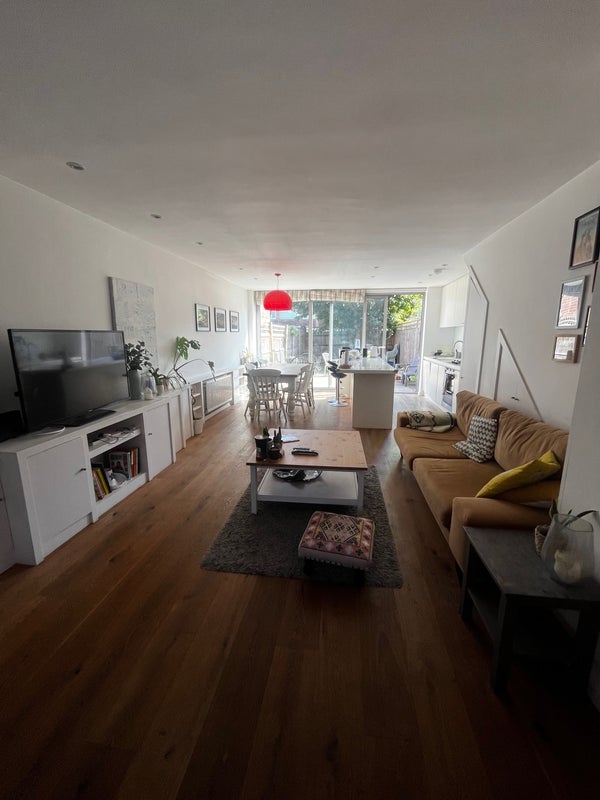 Room Drakefield Road in Greater London