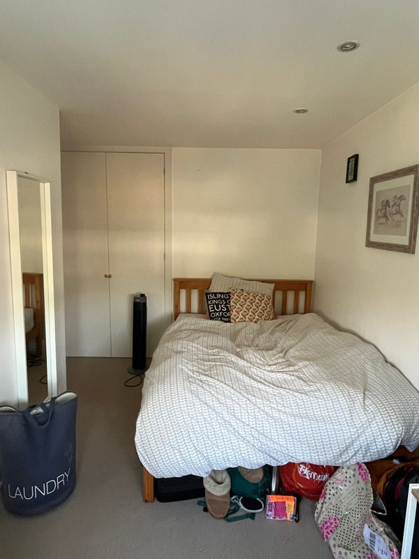 Room Drakefield Road in Greater London