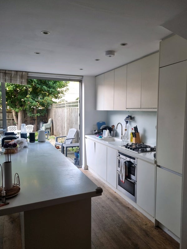 Room Drakefield Road in Greater London