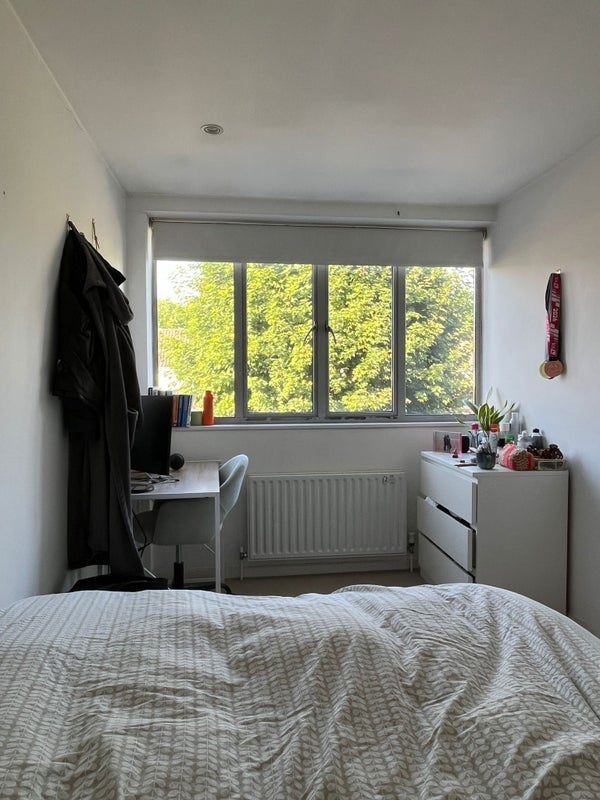Room Drakefield Road in Greater London