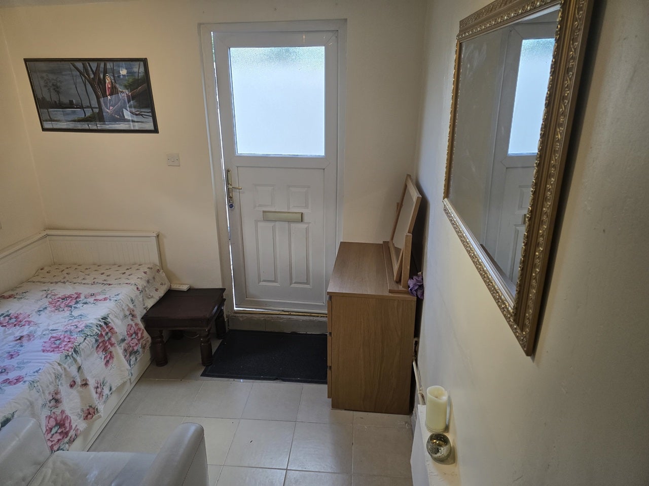 Room Heath Road in Greater London