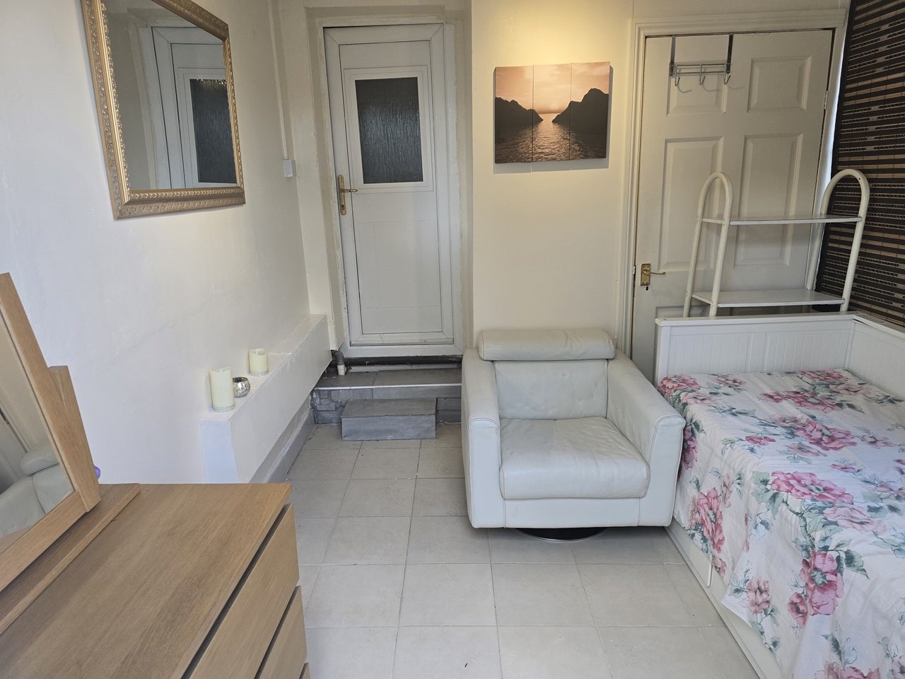 Room Heath Road in Greater London