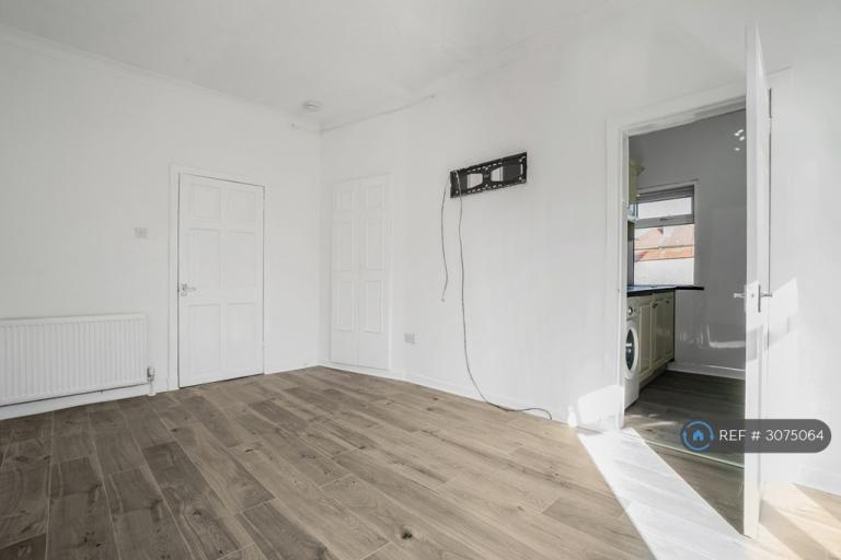 Flat Burnfoot Drive in Glasgow